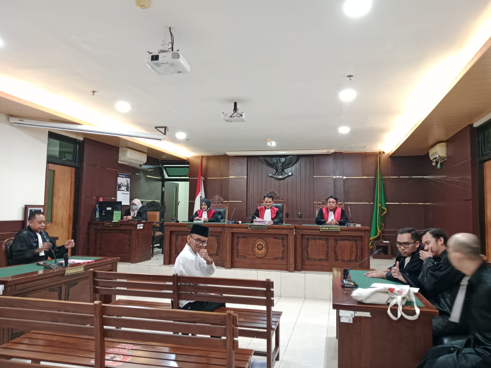 Sidang Perdana Arie