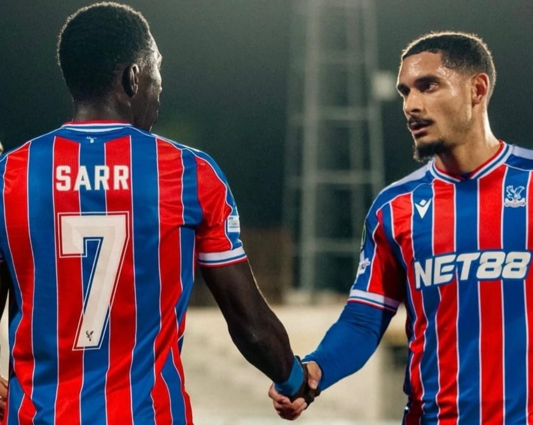 Ismaila Sarr berjabat tangan dengan Maxence Lacroix setelah cetak gol Crystal Palace saat melawan Zrinjski Mostar