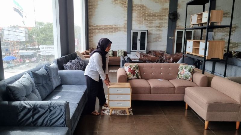 staf Santi Mebel saat menata berbagai produk sofa yang ada di toko.&nbsp;
