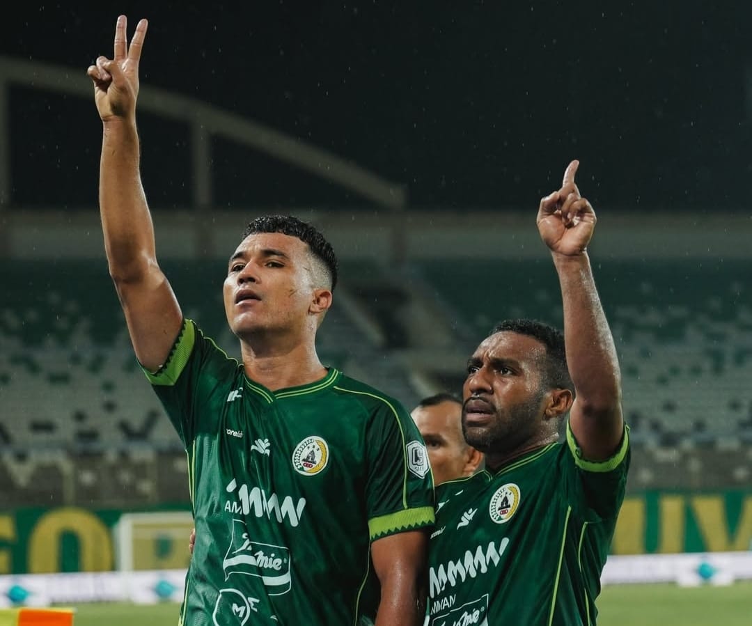 Selebrasi para pemain PSS Sleman rayakan gol Gustavo Tocantins ke gawang Persipura Jayapura di Stadion Maguwoharjo