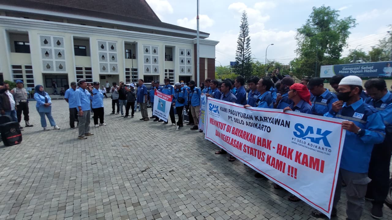 DEMO: Karyawan PT. SAK melakukan orasi di Kantor Pemkab Kulon Progo. 