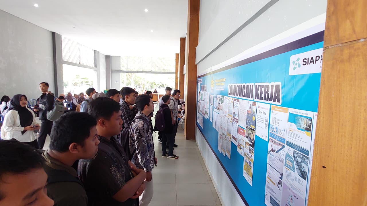 MENCARI: Pencaker Kulon Progo mengunjungi Job Fair yang digelar Pemkab Kulon Progo. 
