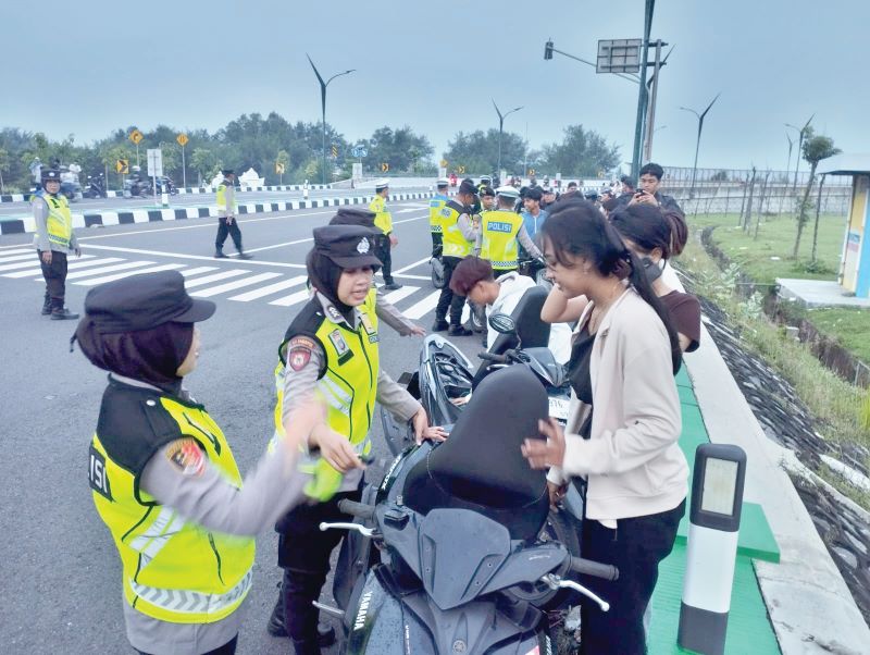 PATROLI: Petugas terkait sedang melakukan giat patroli Subuh di JJLS Minggu (22/2). Kegiatan ini untuk mengantisipasi hal-hal yang tidak diinginkan.