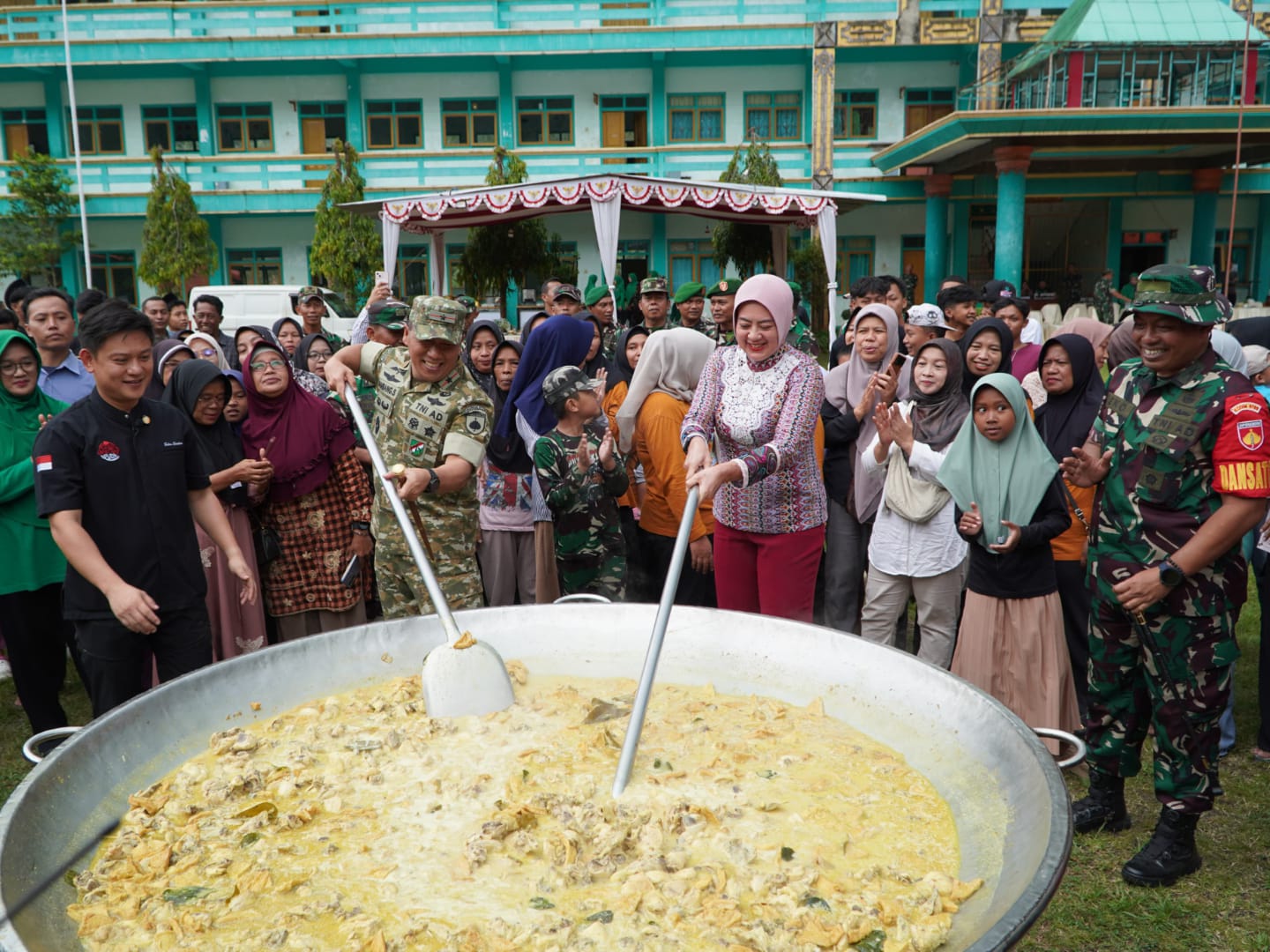Youtuber kuliner Bobon Santoso hadir di Desa Somagede, Kecamatan Sempor, Sabtu (21/2). Dia bersama prajurit TNI memasak seribu porsi opor ayam untuk menu berbuka puasa masyarakat. (M Hafied/Radar Jogj