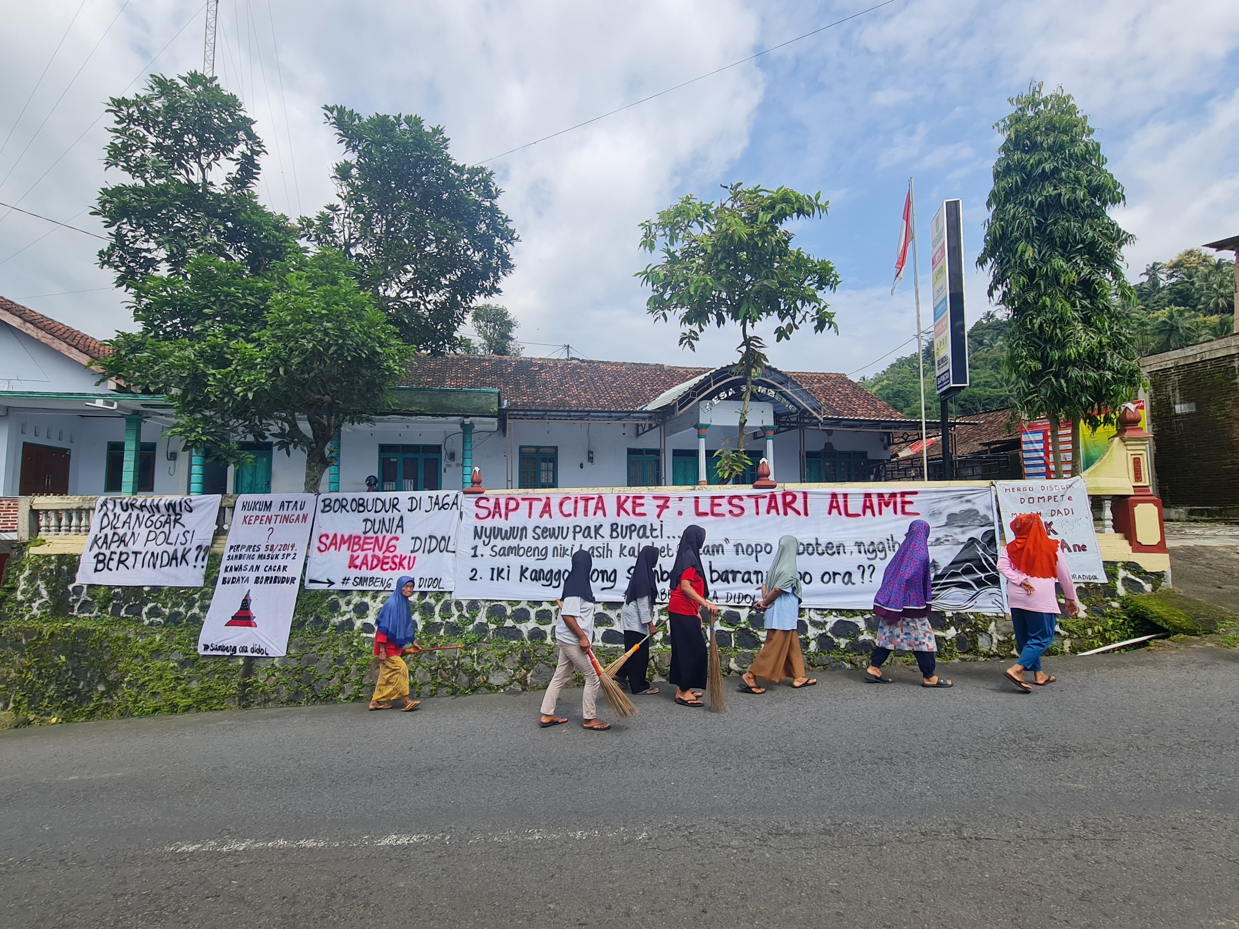 Warga Sambeng menolak segala bentuk penambangan di wilayahnya dengan memasang banner di sepanjang jalan utama desa, Minggu (22/2).