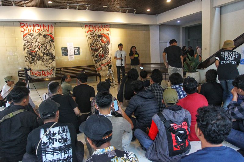 AKSI DAMAI: Suasana aksi mendoakan kebebasan Perdana Arie di Selasar Kampus UII Cik Ditiro, Terban, Kota Jogja Minggu (22/2).