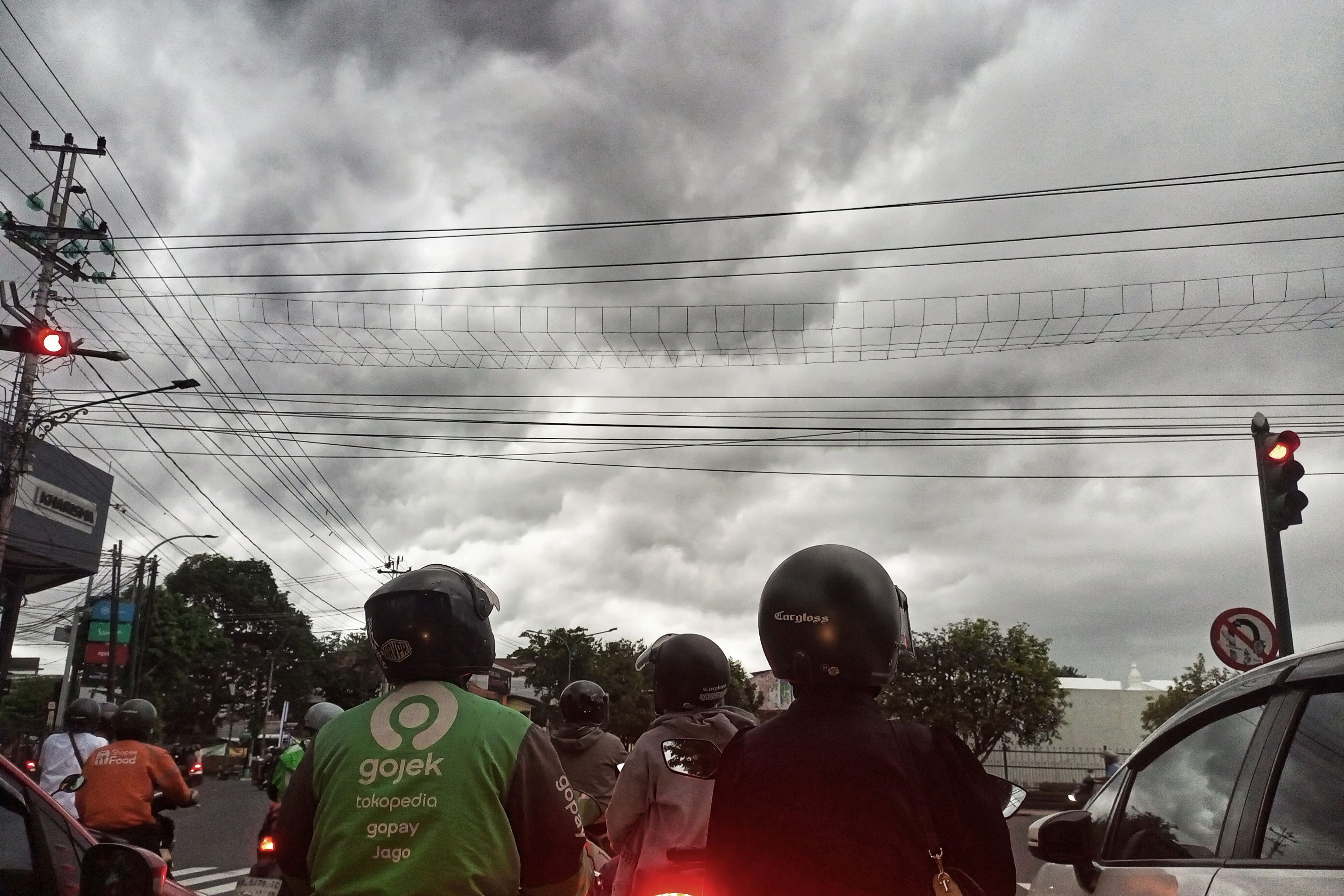 Awan hitam menggelayut di atas Kota Jogja, terlihat dari simpang empat Jokteng Timur Minggu (22/1). BMKG Yogyakarta memprediksi hujan dengan intensitas tinggi terjadi hingga Maret.