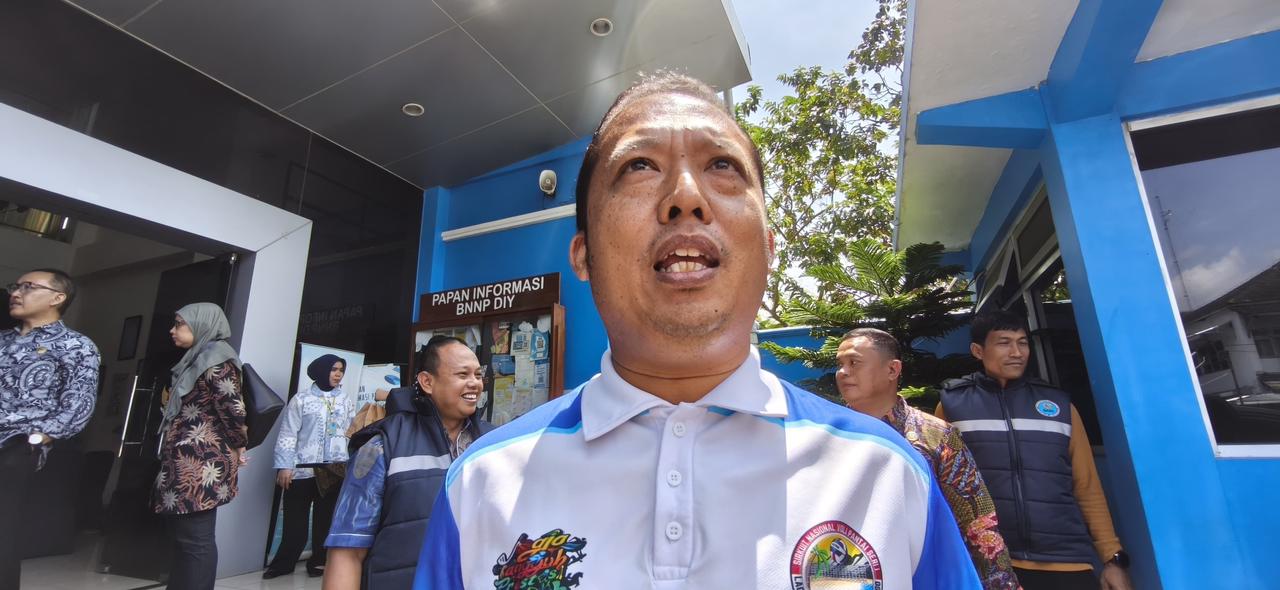  Wakil Bupati Kulon Progo Ambar Purwaka saat ditemui pasca mendatangi acara ungkap kasus narkoba di Kantor BNNP DIJ, Jumat (20/2).
