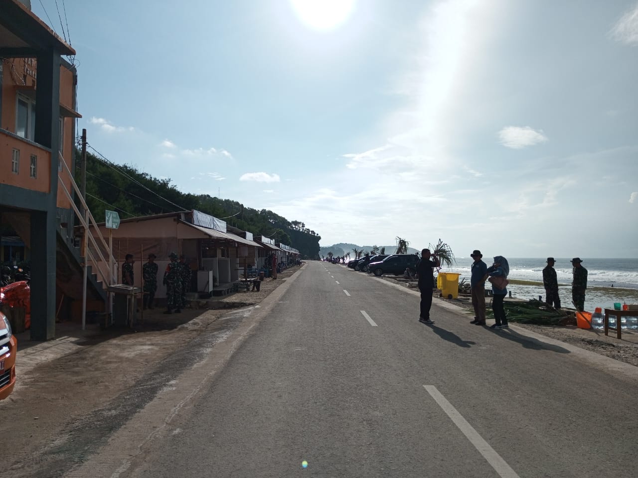 Aspal jalanan di ditepian Pantai Sepanjang memanjang mengikuti garis pantai sejauh 800-an meter.