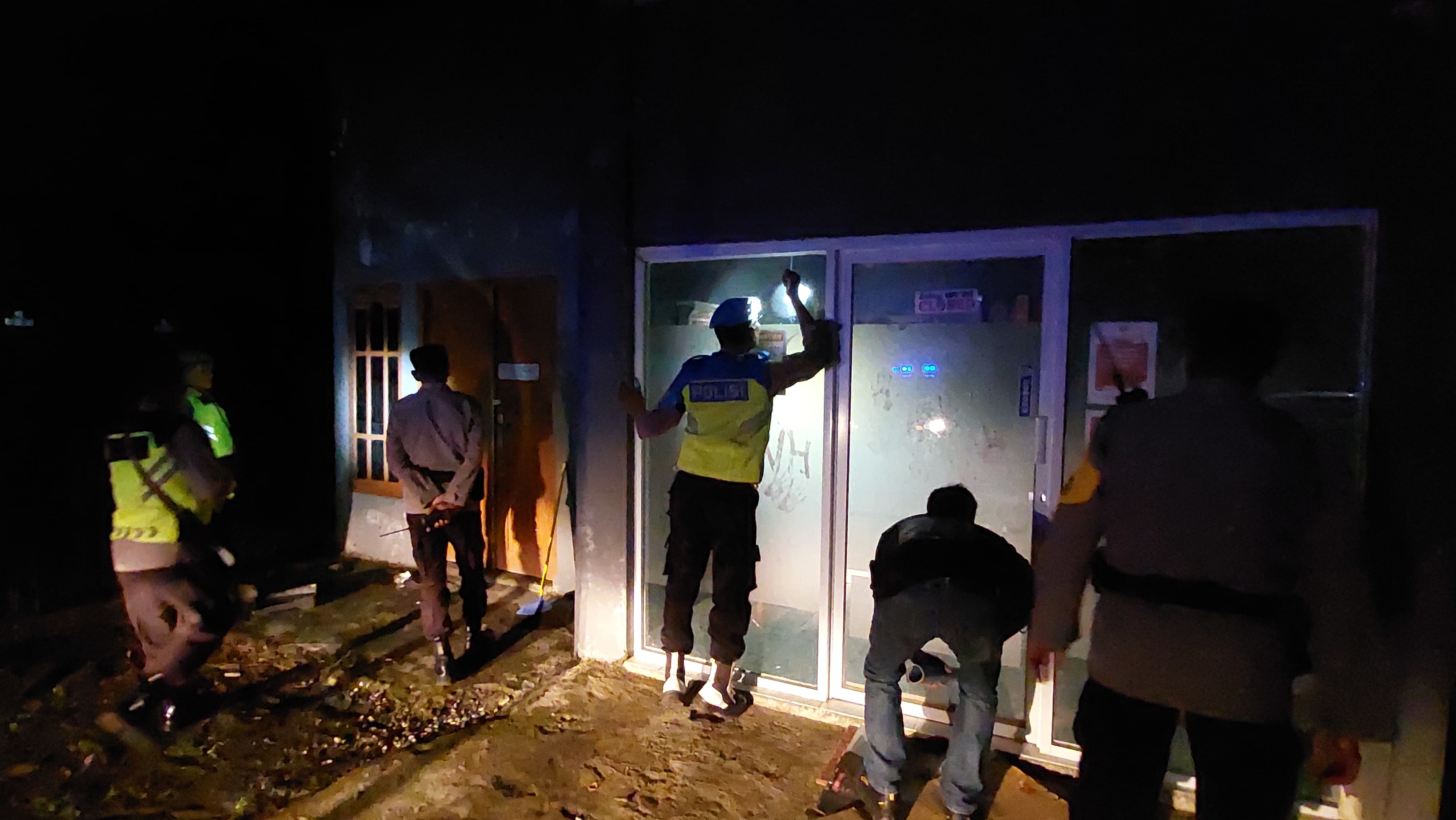 Polsek Temon membuka mobil box yang diduga mendistribusikan mihol.