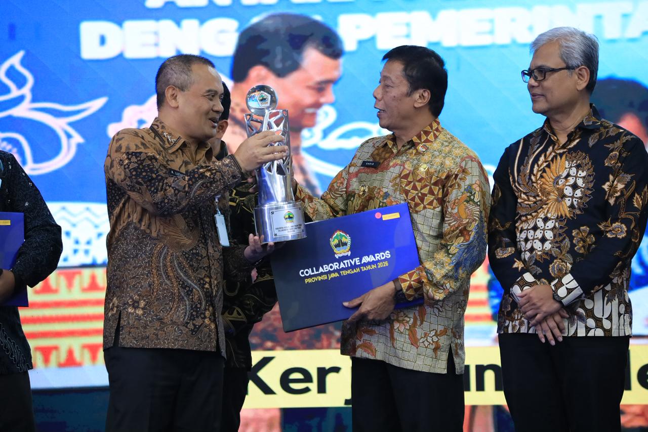 Wakil bupati Magelang saat menerima penghargaan Anugerah Collaborative Award 2026 di Semarang, Jumat malam (20/2).