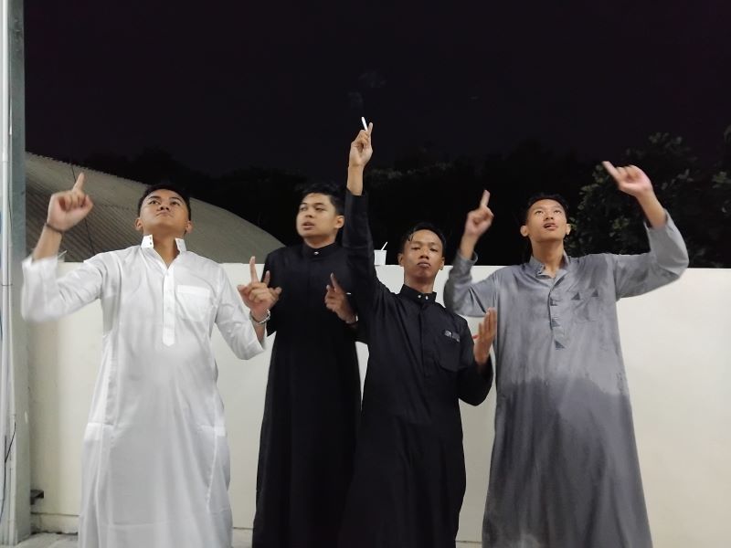 RELIJIUS: Sleman Fans kompak mengenakan pakaian muslim saat mendukung PSS menjamu Persipura Jayapura di MagIS, Sabtu (21/2) malam.