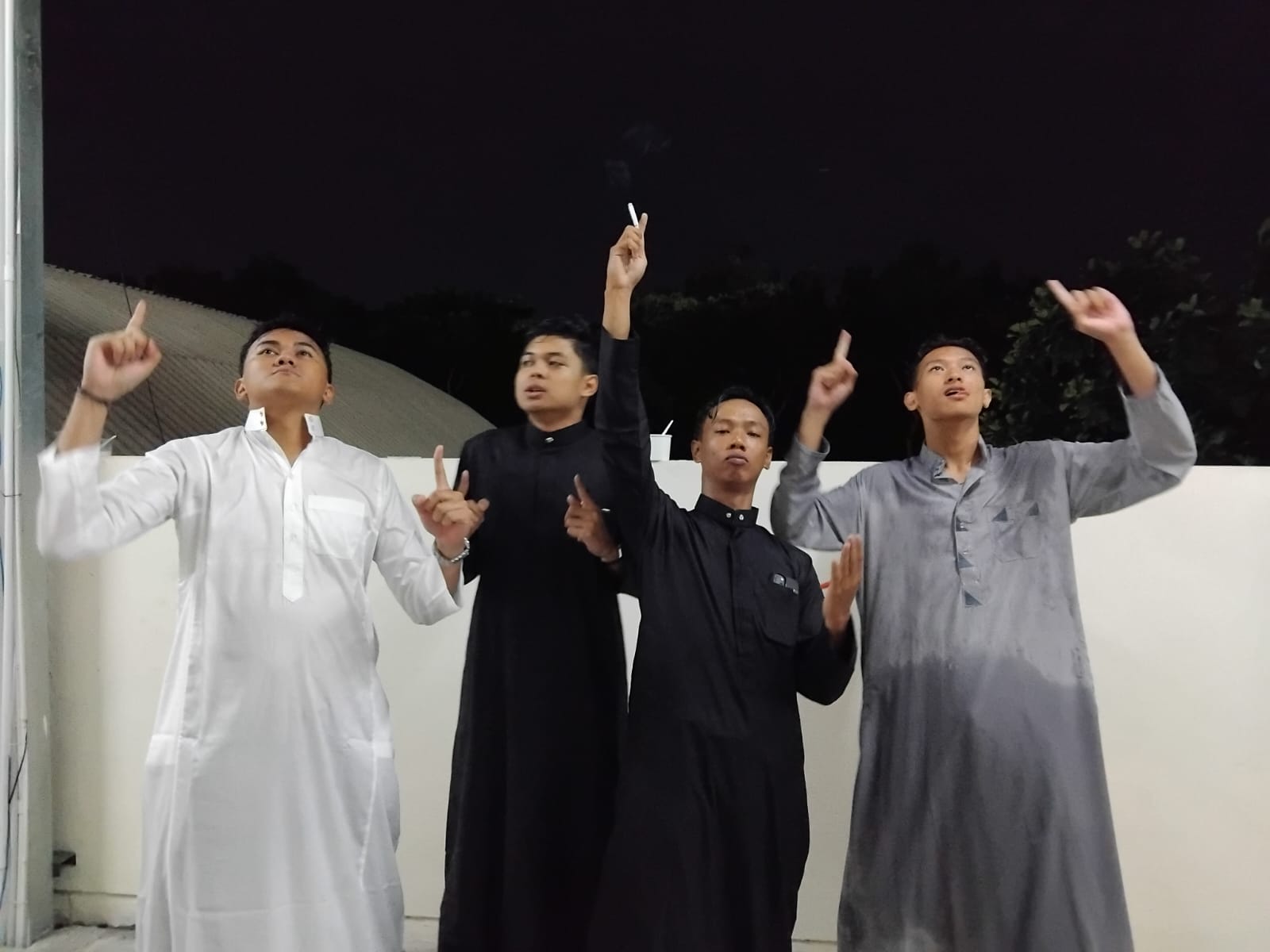 Keterangan PSS Sleman Fans yang mengenakan pakaian muslim