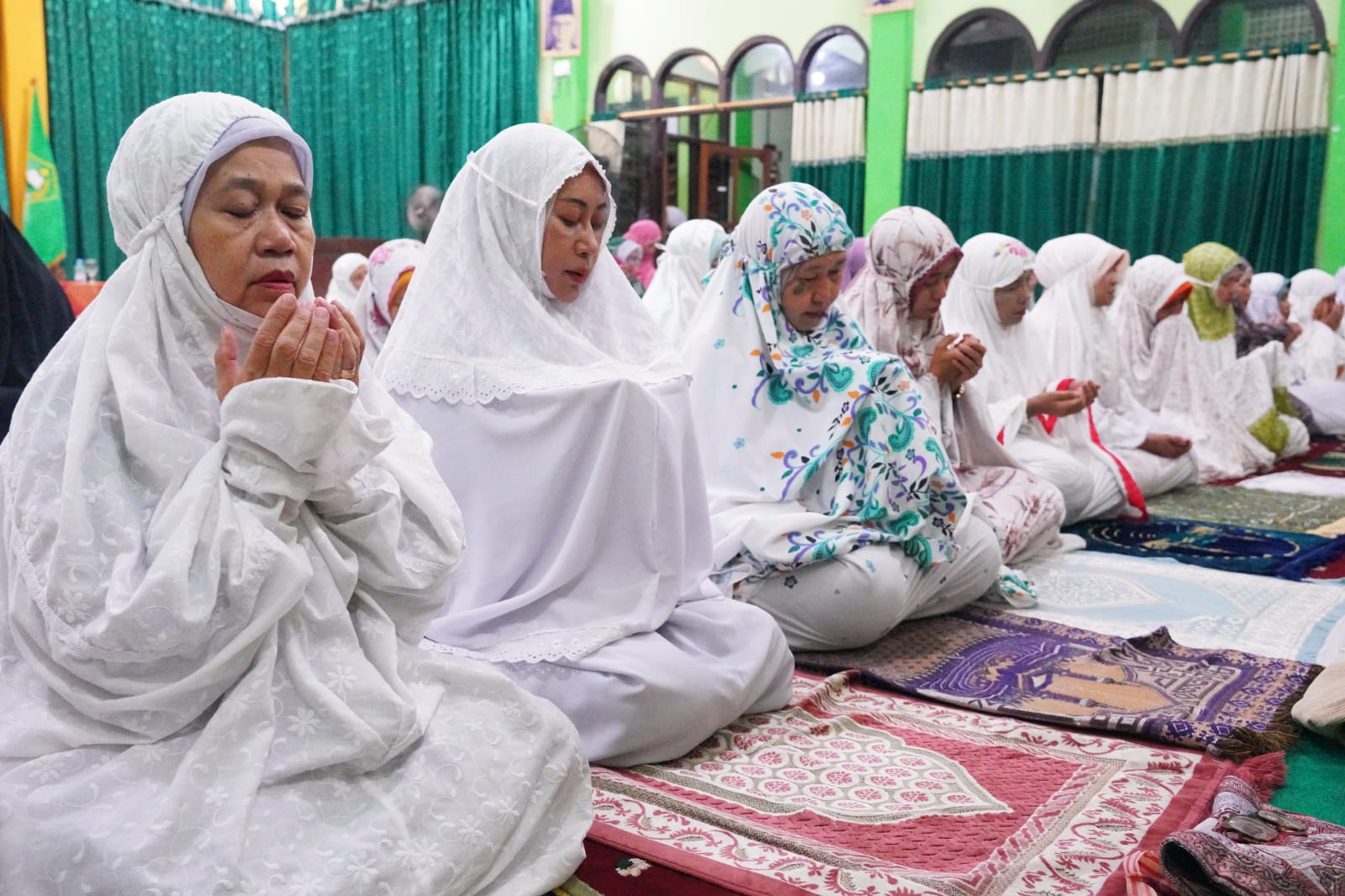 Bupati Kebumen Lilis Nuryani beserta rombongan melaksanaka salat tarawih bersama di lingkungan Kantor Kementerian Agama (Kemenag) Kebumen. (Dokumentasi Prokopim Kebumen)