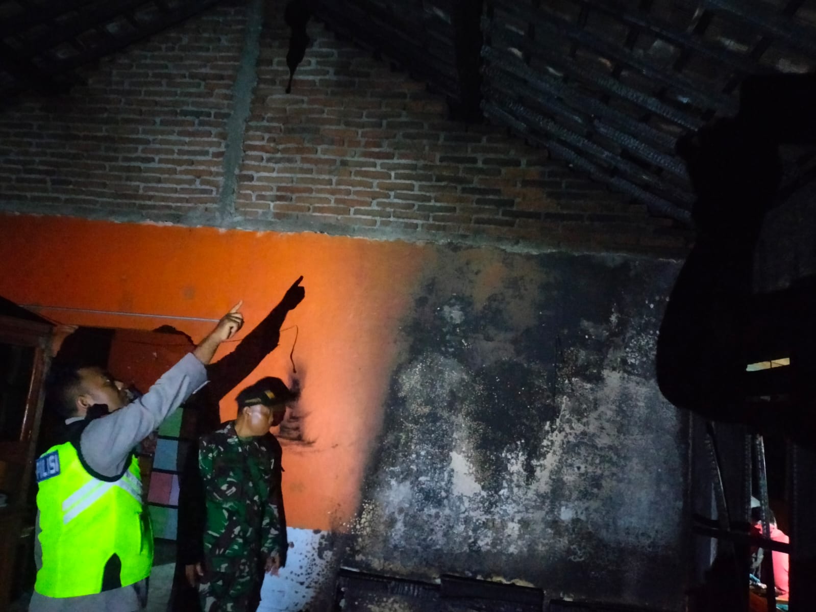 Petugas mendatangi rumah di Desa Pujotirto, Kecamatan Karangsambung yang terbakar akibat ulah orang dengan gangguang jiwa (ODGJ). (Dokumentasi Polres Kebumen)