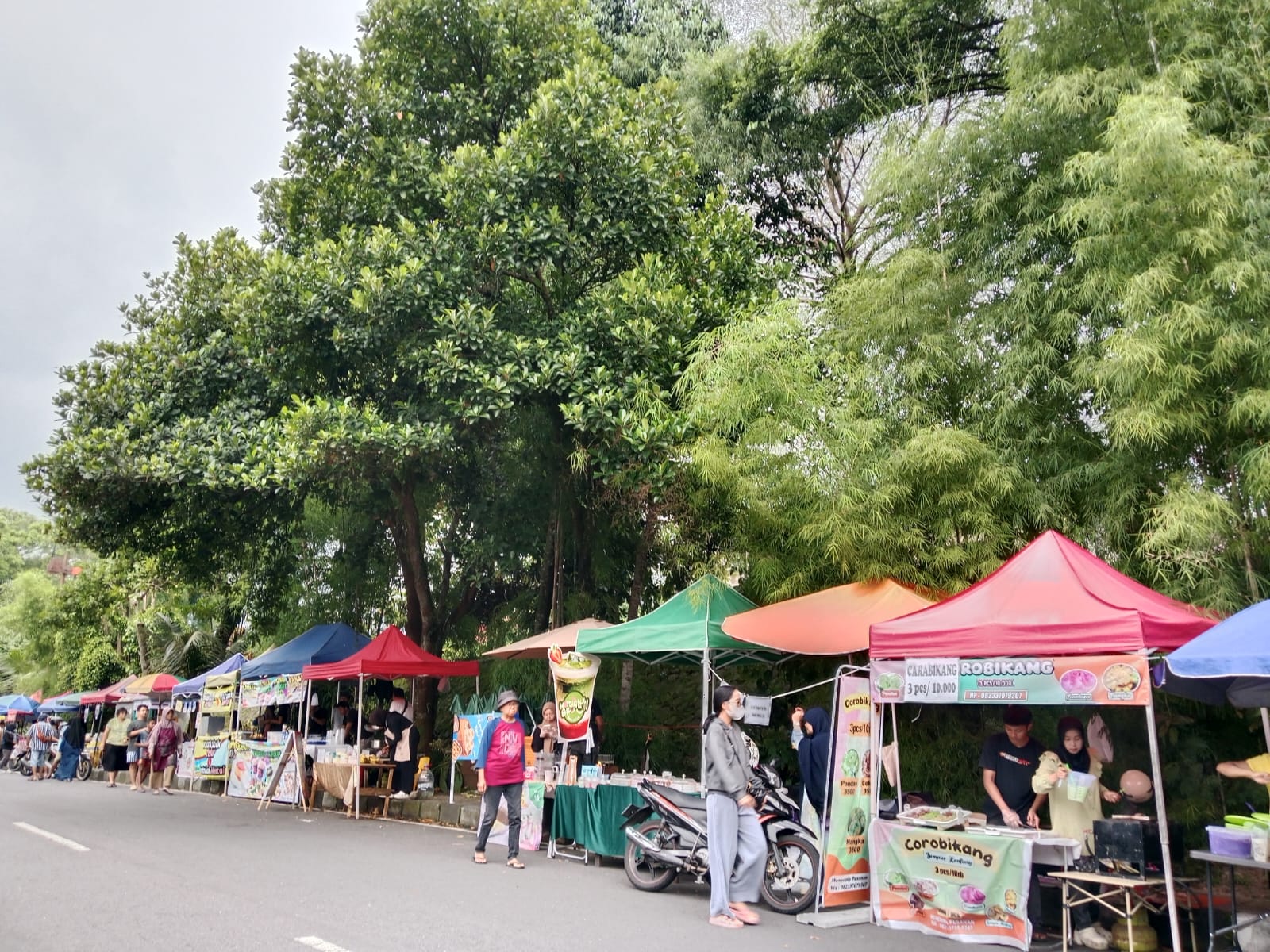 SENTRA KULINER: Suasana Selter Kuliner Bangkrung Minggu (22/2).