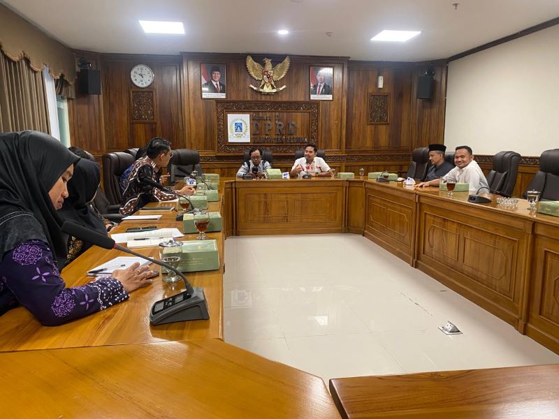 KESRA: Ketua Komisi D DPRD Kabupaten Sleman M. Arif Priyosusanto SSi (empat dari kanan) memimpin rapat bersama jajaran dinas sosial pekan lalu. 
