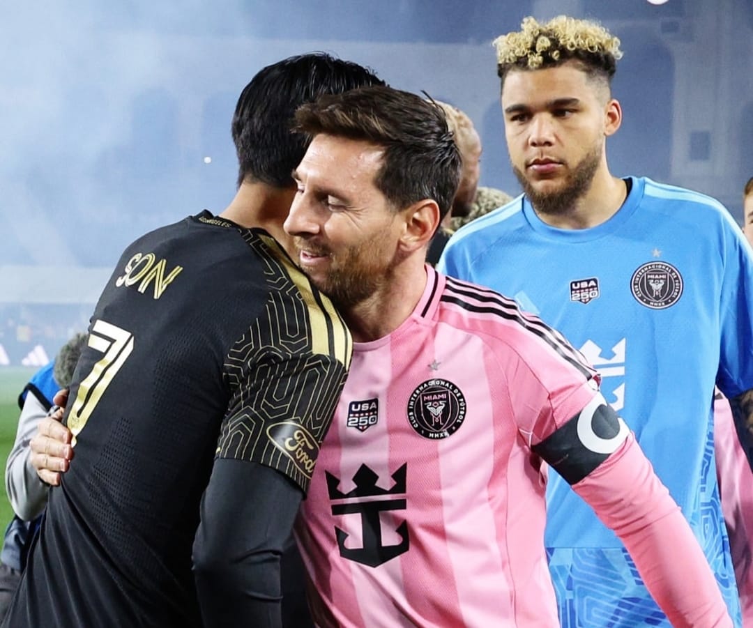 Son Heung Min peluk Lionel Messi setelah kemenangan LAFC atas Inter Miami di awal musim Major League Soccer