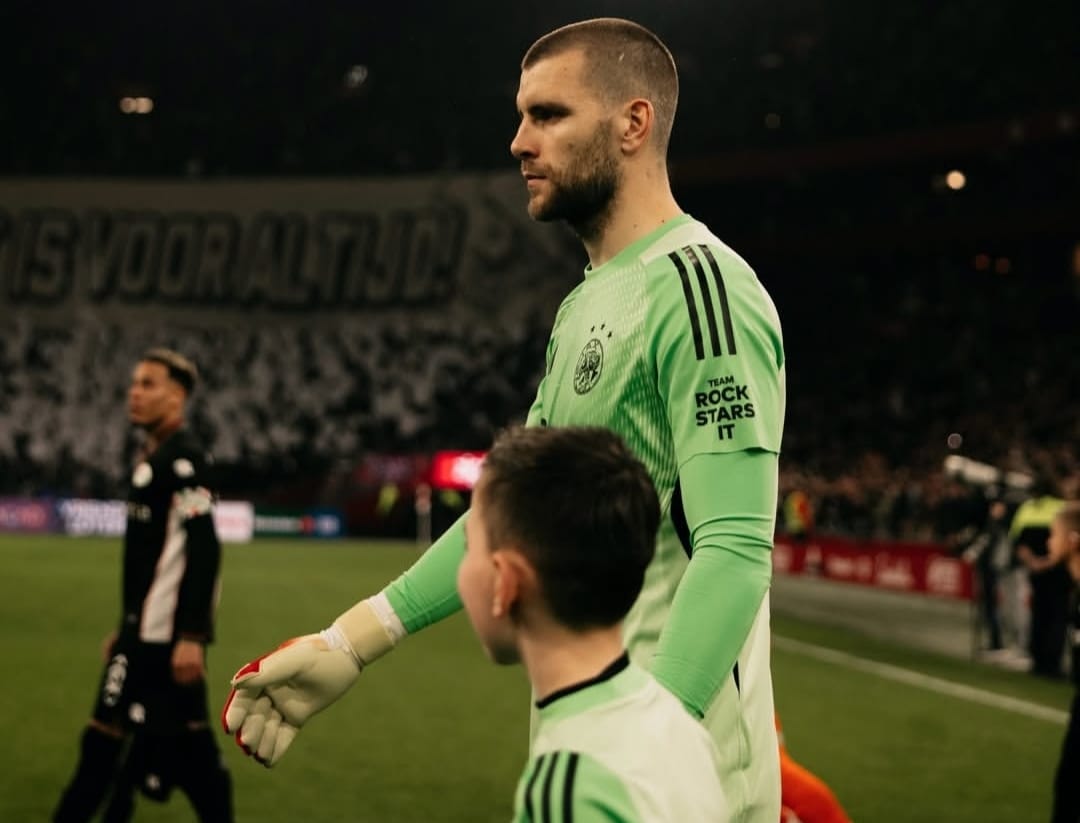 Maarten Paes tampil apik saat jalani debut bersama Ajax Amsterdam bahkan menjadi starter dalam hasil imbang kontra NEC Nijmegen