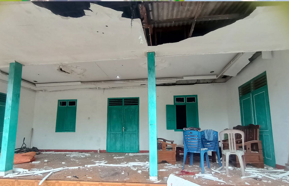 MELEDAK: Plafon rumah milik FZA di Srigading, Sanden rusak akibat ledakan mercon yang dibuat FZA dan AAN, Minggu (22/2).