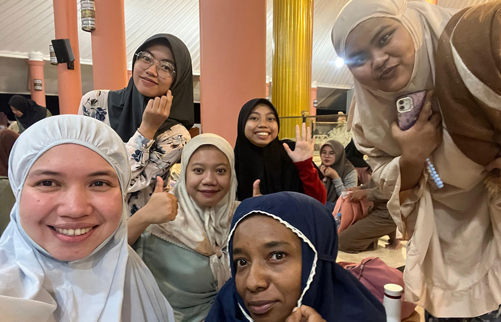 SIMPAN CERITA HANGAT: Nor Najihah Saad, mahasiswa S2 UGM asal Tailan mengaku terkesan dengan bukber di Indonesia yang bisa diikuti non-muslim.   