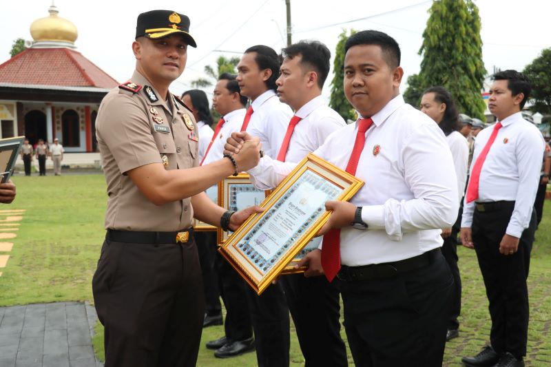 APRESIASI: Wakapolres Kebumen Kompol Faris Budiman menyerahkan pengharagaan kepada personel yang telah berhasil mengungkap kasus peredaran sabu seberat 224,66 gram dan 50 b