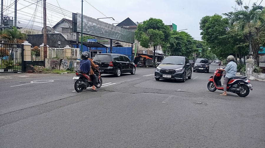 BAHAYA:&nbsp;Kondisi salah satu titik jalan bergelombang di Jalan Kusumanegara Senin (23/2/2026). Kondisi tersebut dikeluhkan pengguna kendaraan.