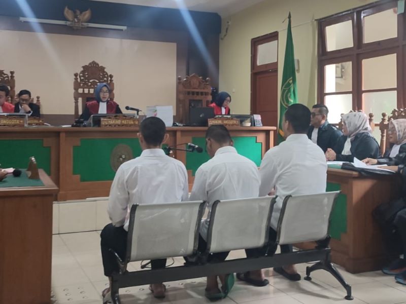 TERTUNDUK: Tiga aktivis menjalani sidang perdana dengan agenda pembacaan surat dakwaan di Pengadilan Negeri Magelang IB Senin (23/2).