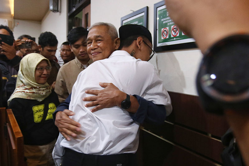 Perdana Arie Putra Veriasa memeluk Busyro Muqoddas seusai majelis hakim membacakan vonis di PN Sleman, Senin (23/2/2026).