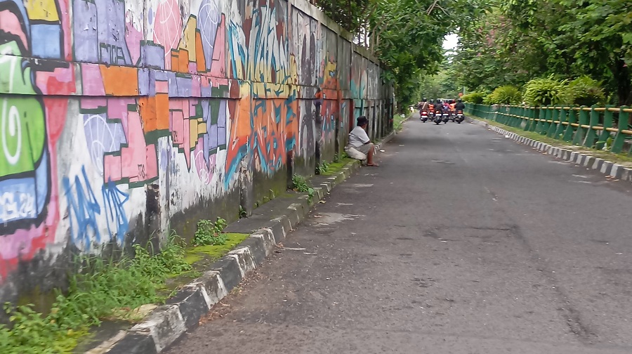 MARAK:&nbsp;Suasana di Jalan Batikan pada Senin (23/2/2026). Di lokasi tersebut kerap menjadi tempat mangkal gelandangan dan pengemis.