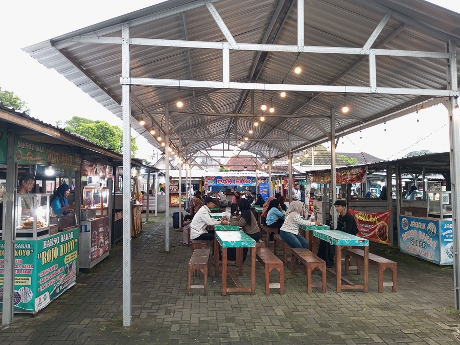 JELANG BERBUKA: Pengunjung Taman Kuliner Wonosari saat sedang berburu takjil.