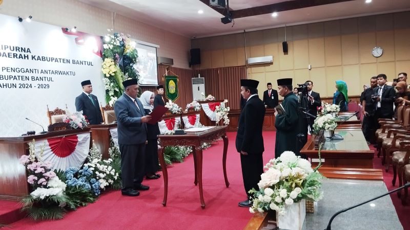 Bambang Gunawan dilantik sebagai anggota DPRD Bantul di ruang rapat paripurna Senin (23/2)