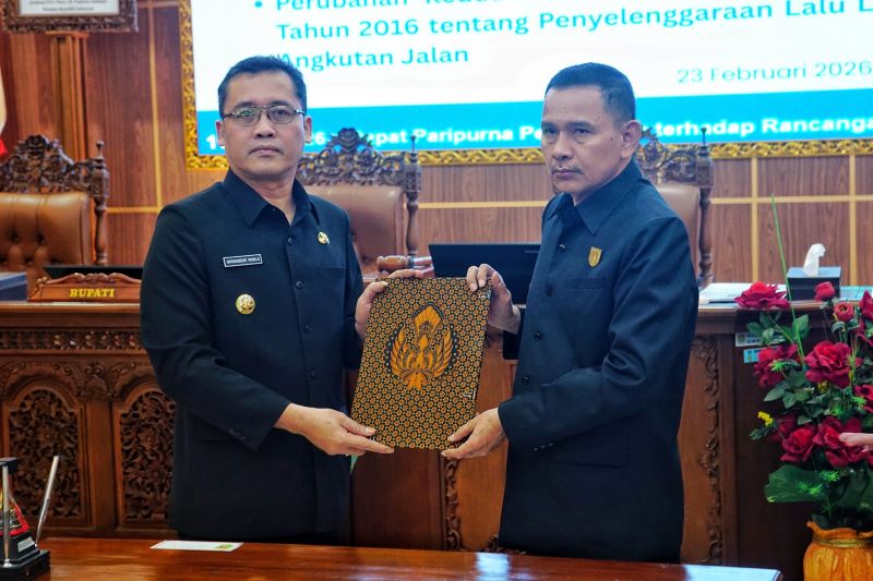 SIMBOLIS: Bupati Magelang bersama ketua DPRD usai menandatangani berita acara pengesahan raperda Senin (23/2).