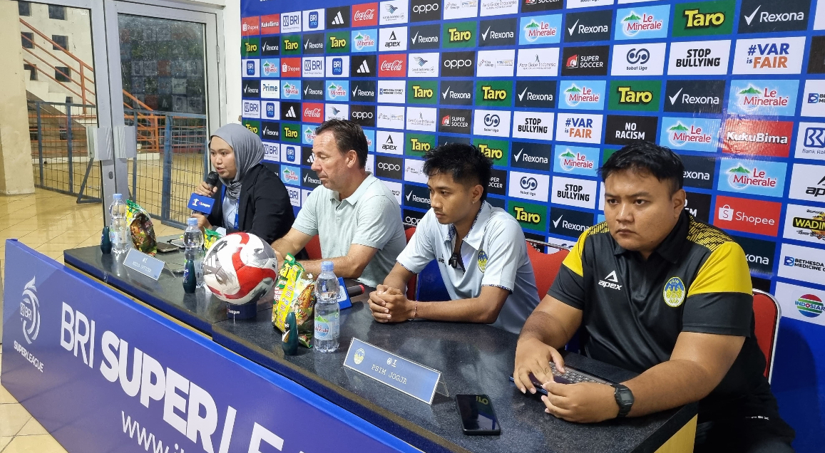 Sesi konferensi pers setelah pertandingan antara PSIM Jogja melawan Bali United Senin (23/2).   