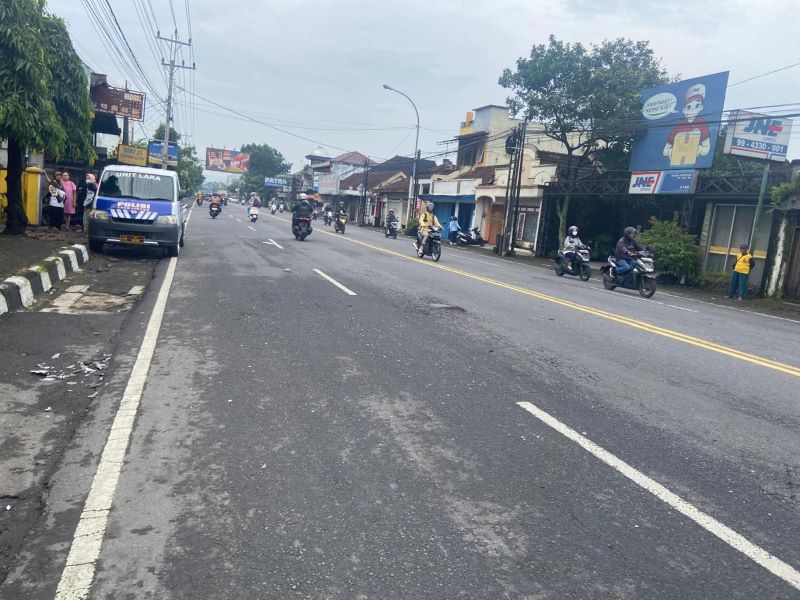 OLAH TKP: Tabrakan yang melibatkan mobil dengan lima sepeda motor terjadi di Jalan A Yani, Senin pagi (23/2).