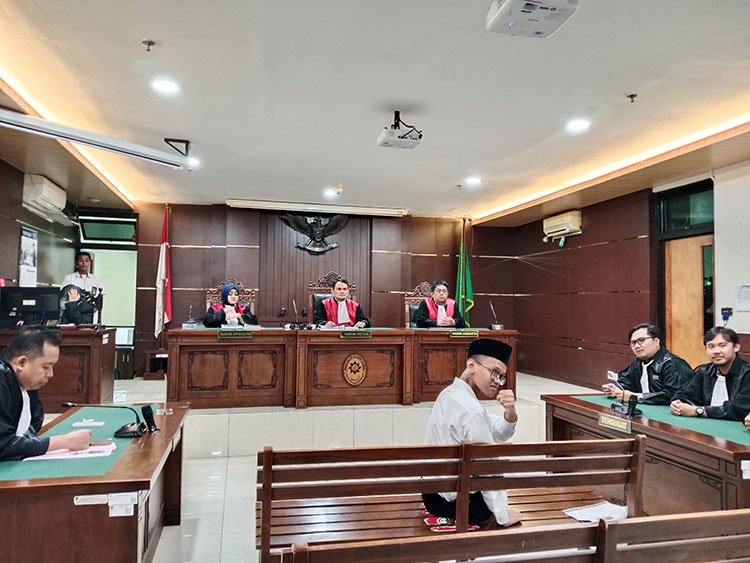 Sidang Perdana Arie