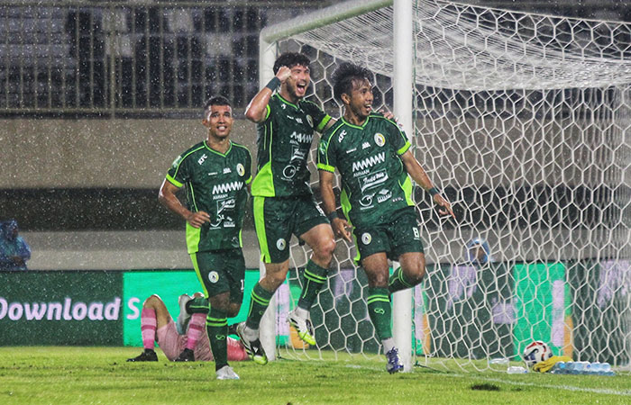 PUNCAKI KLASEMEN: Selebrasi pemain PSS Sleman saat menjamu Persipura Jayapura di Maguwoharjo International Stadium (MagIS), Sabtu (21/2) malam.