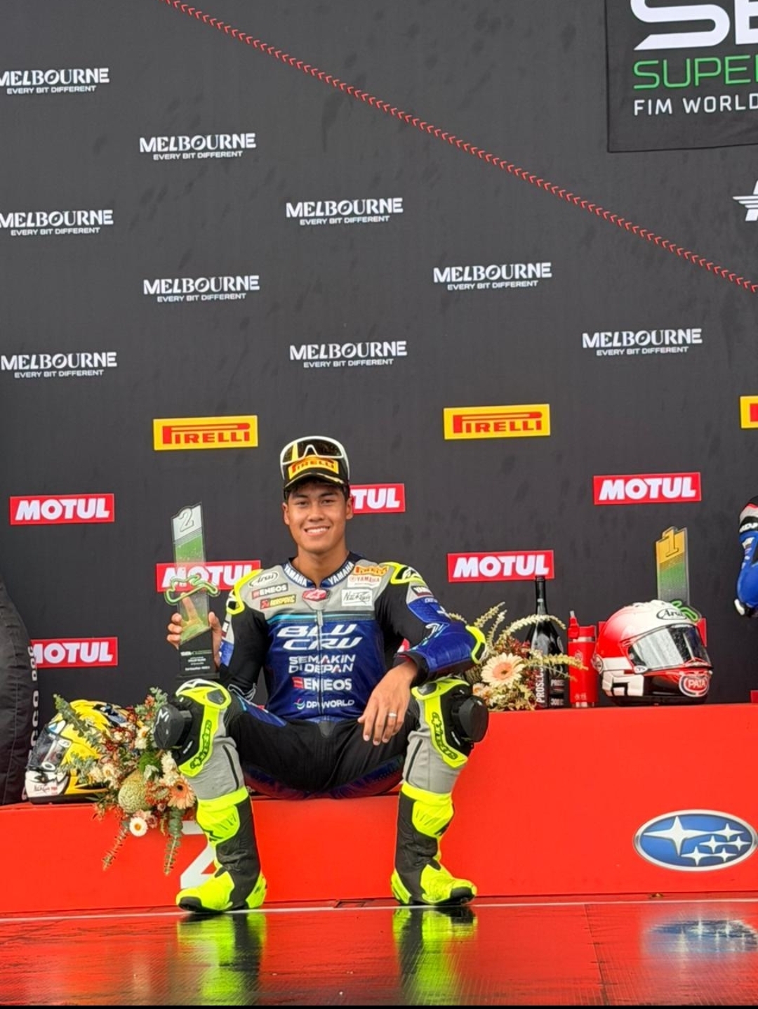 SEJARAH BARU: Aldi Satya Mahendra bersama ibunya, Desi Prasanti setelah mendapatkan podium di Race 2 Seri Australia WorldSSP 2026.