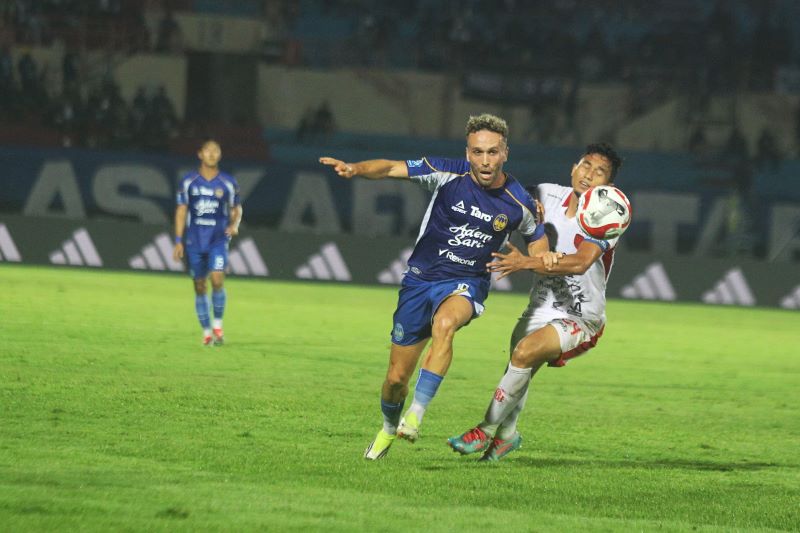 Pertandingan antara PSIM Jogja melawan Bali United di Stadion Sultan Agung, Bantul Senin (23/2) malam. 