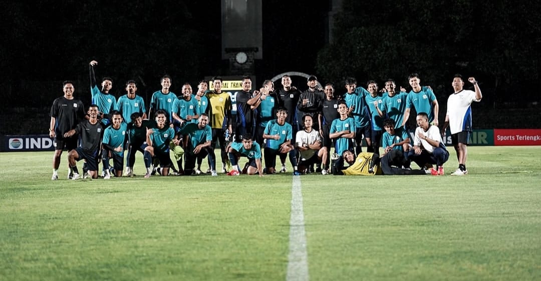 Persiba Balikpapan foto bersama setelah jalani sesi official training di Stadion Sriwedari