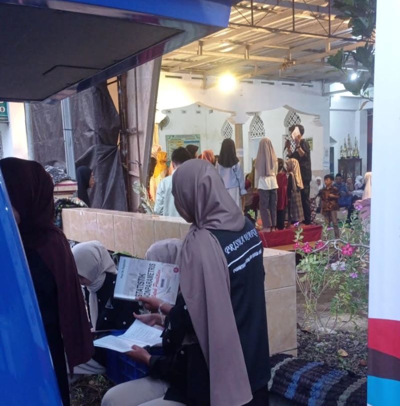 KHUSUS RAMADAN: Warga Wonotingal, Poncosari, Srandakan sedang membaca buku lewat perpustakaan keliling di Masjid Al Wafqo Minggu (22/2).