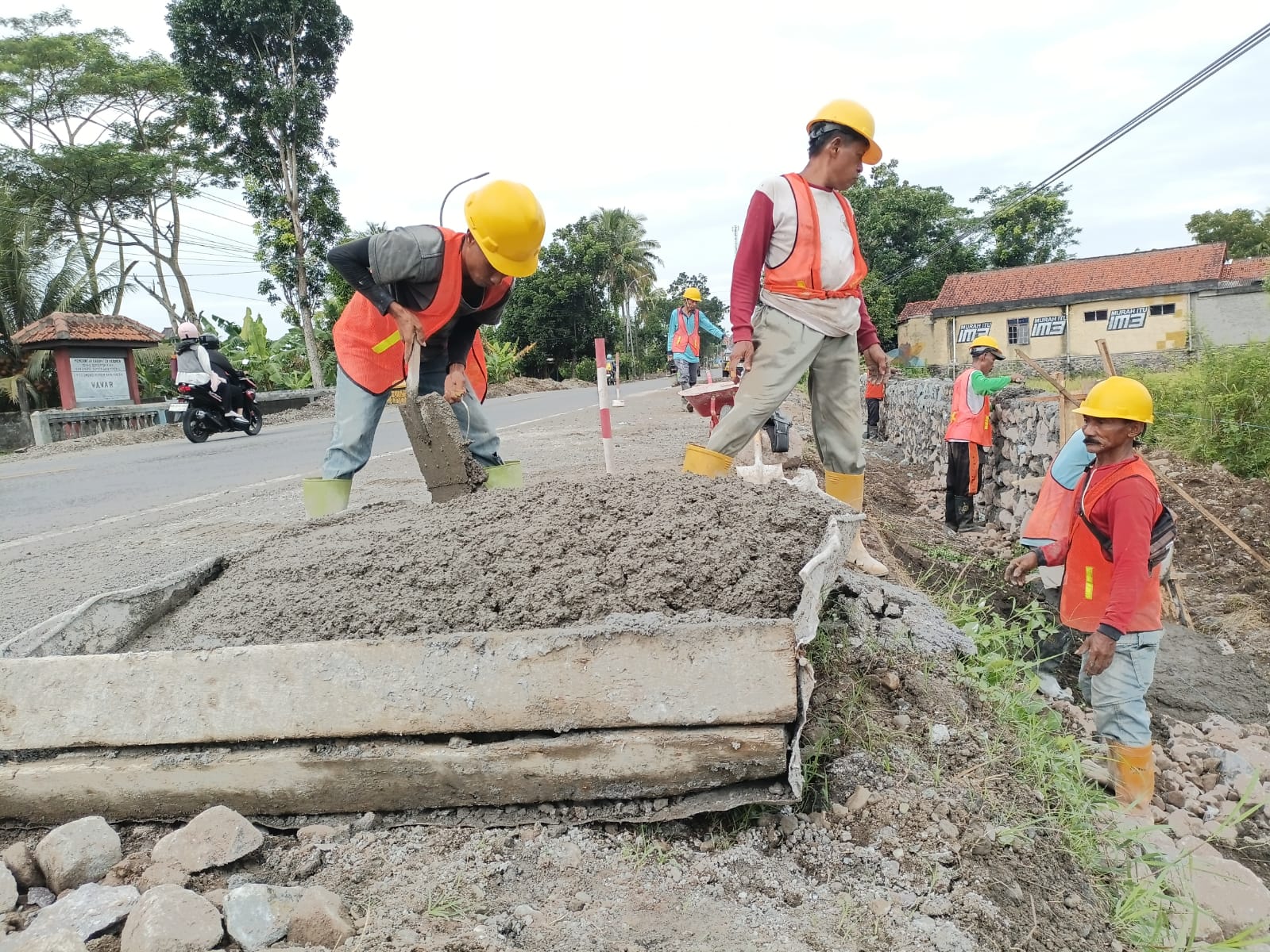 ekerja sedang sibuk menyelesaikan kontruksi penahan jalan pada paket proyek pekerjaan jalan nasional Kebumen-Purworejo. (M Hafied/Radar Jogja)