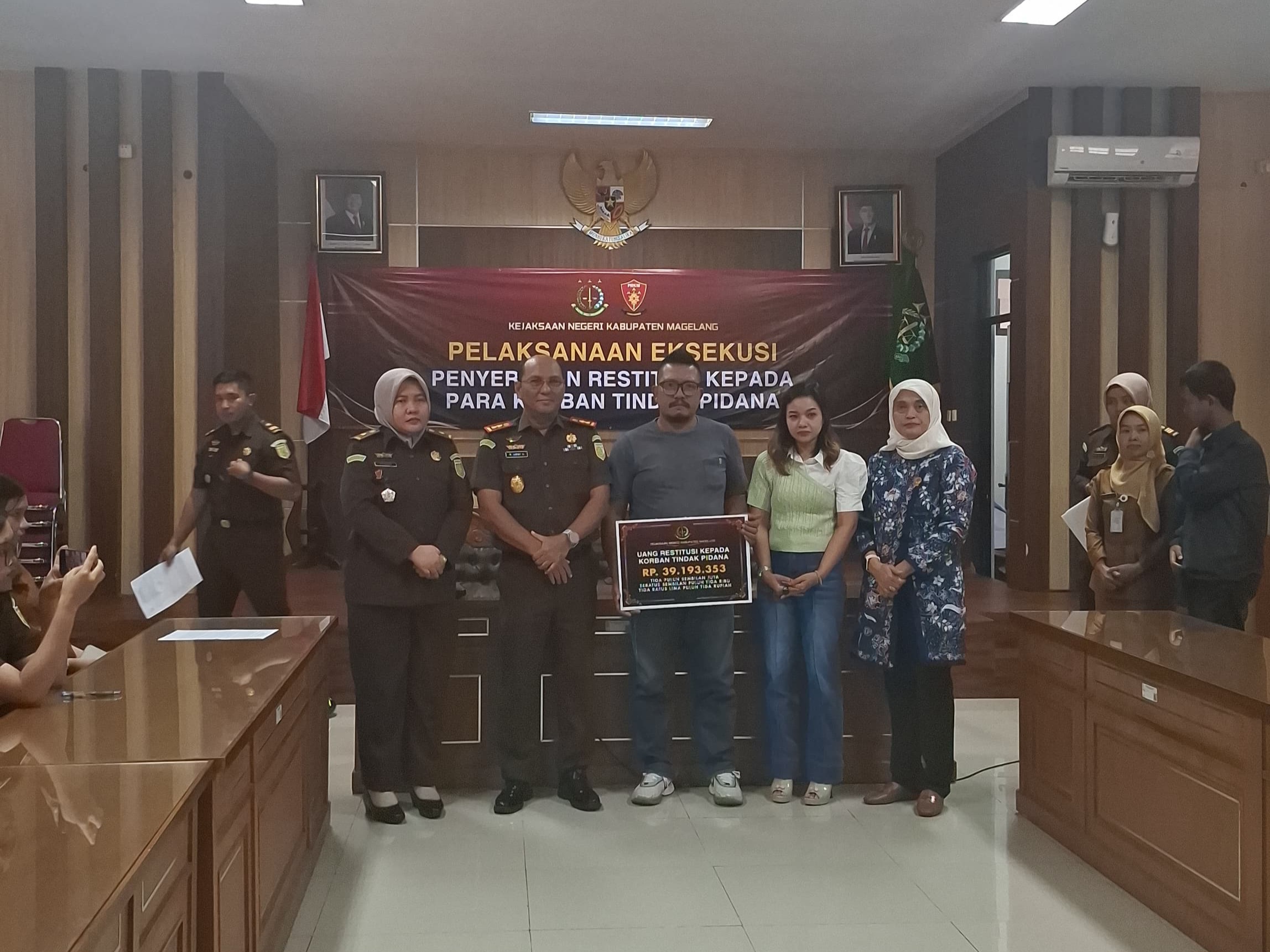 Kejari Kabupaten Magelang memberikan restitusi kepada lima anak korban tindak pidana penganiayaan, Selasa (24/2).  