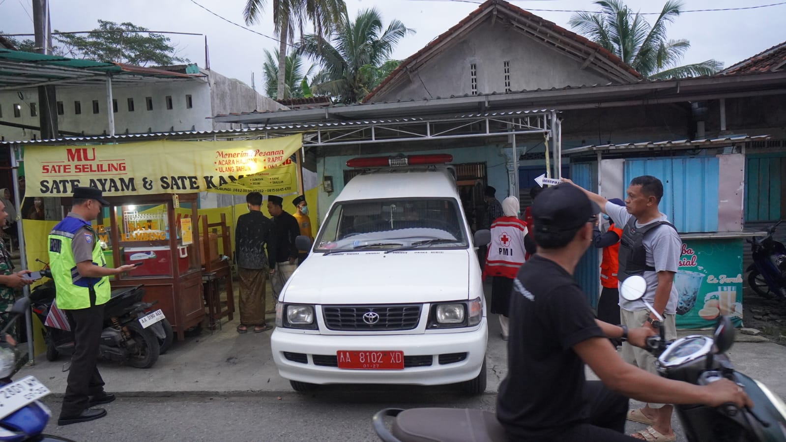 Sesosok mayat pria paruh baya ditemukan membusuk di dalam kamar rumahnya di Desa Bojongsari, Kecamatan Alian pada Senin (23/2) sore. Pria tersebut bernama Isroi Usman, 56,