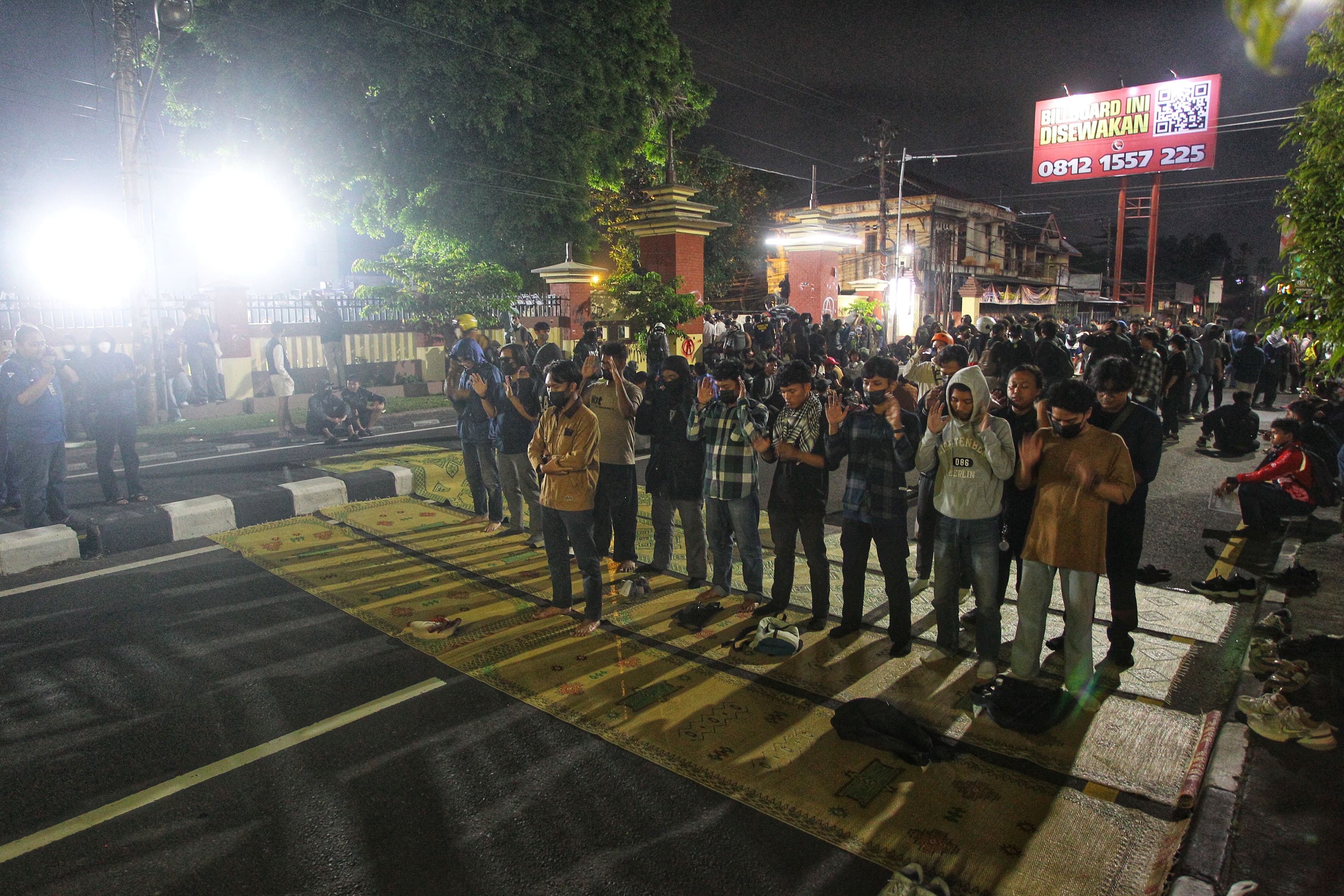 Massa Aksi Menggelar Sholat Ghaib Di Depan POLDA DIJ 