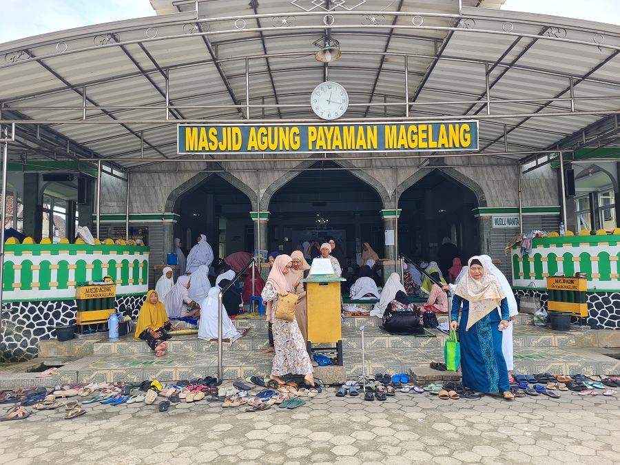 KHUSYUK: Santri lansia di Pondok Sepuh, kompleks Masjid Agung Payaman tampak fokus membaca Al-Qur'an sembari menunggu azan Zuhur, Selasa (24/2/2026).