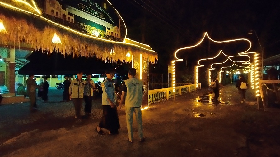 Warga Plumutan pulang dari salat Tarawih di Masjid Fathul Huda.