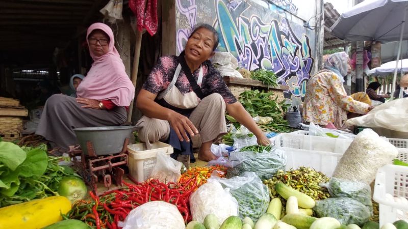 BERCERITA: Pedagang Pasar Sewu Galur menjajakan dagngan cabai yang dijual dengan harga tinggi.&nbsp;