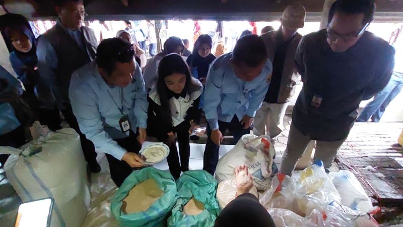  PENINJUAN: TPID DIY menanyakan harga kebutuhan pokok ke penjual di Pasar Sewu Galur.&nbsp;