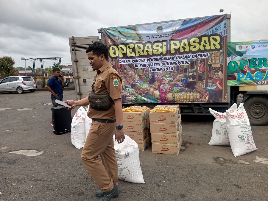 CEGAH INFLASI: Pemkab Gunungkidul menggelar operasi pasar di Pasar Argosari Wonosari Selasa (24/2/2026) siang.